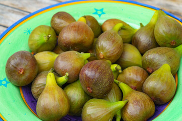 Feigen in einer bunten Schale