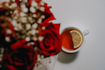 Obraz na płótnie Canvas breakfast with red roses