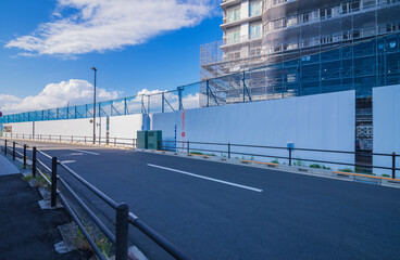 工事現場　クレーン　ビル建設　青空