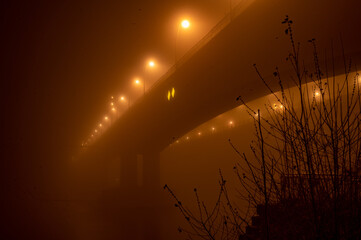 Nibelungenbrücke Nachts bei Nebel