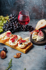 red wine with snacks bruschetta with pears, cottage cheese, figs, thyme, nuts and honey, camembert cheese.