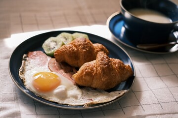 目玉焼きとパン