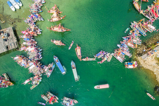 SEMPORNA SABAH, MALAYSIA - APR 22, 2017: Traditional Bajau's boat called Lepa-Lepa decorated with colorfull Sambulayang flag during Regatta Lepa in Semporna.