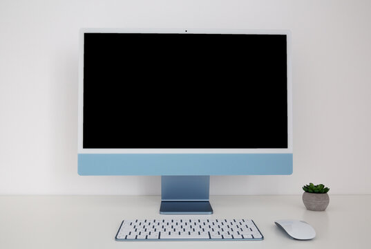 Desktop computer with wireless keyboard and mousem1