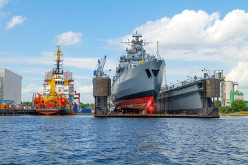 Marineschiff im Trockendock Wilhelmshaven