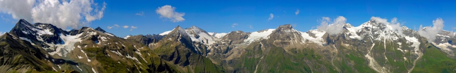 Fototapeta na wymiar Beautiful mountain panorama GROSSGLOCKNER HIGH ALPENSTRAAT in Austria
