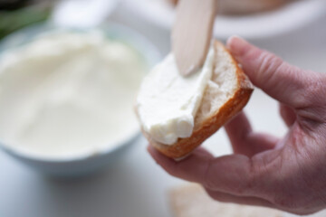 Mano elaborando un canapé. Hand making a canapé.
