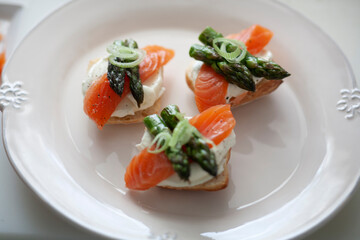 Canapés de salmón y queso con espárragos verdes. Salmon and cheese canapes with green asparagus.