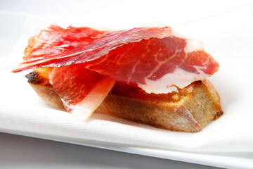 Canapé, aperitivo de jamón serrano. Canapé, Serrano ham appetizer.
