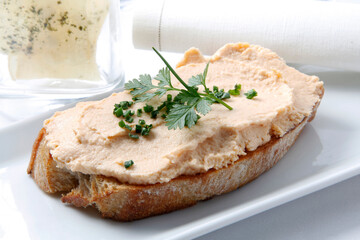 Canapé de pescado sober tosta de pan. Fish canapé on toasted bread.