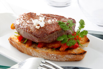 Canapé de solomillo sobre verduras. Sirloin canapé on vegetables.