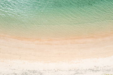 ドローンで撮影した、晴れた日の沖縄のビーチです。