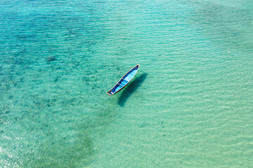 ドローンで撮影した、晴れた日の沖縄のビーチです。