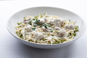 Pasta con salsa de queso. Pasta with cheese sauce.