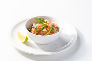 Ensalada de quinoa con tomate. Quinoa salad with tomato.