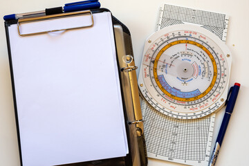 Navigation computer and pilot's kneeboard as a concept for flight training.