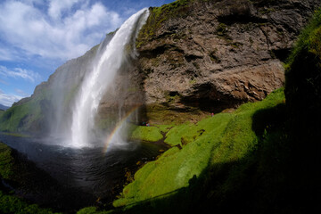 Fototapeta na wymiar Wasserfall Seljalandsfoss nahe Hvolsvöllur im Süden Islands