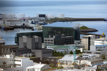 Blick über die isländische Hauptstadt Reykjavik mit der Konzerthalle Harpa vom Turm der...