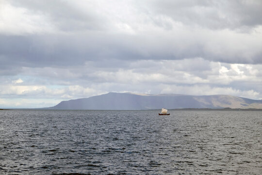 Historisches Segelboot auf dem Meer vor der K&uuml;ste der Stadt Reykjavik