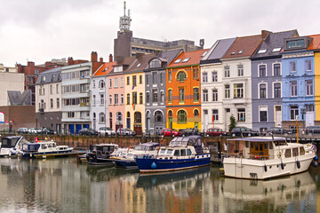 Obraz premium Houses and boats along the Leie river, Ghent, Belgium