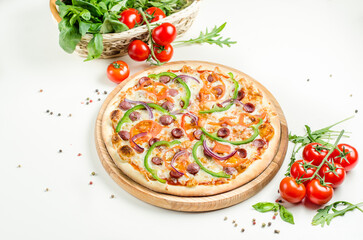 Pizza with sausages, green sweet peppers, red onions and mozzarella cheese.