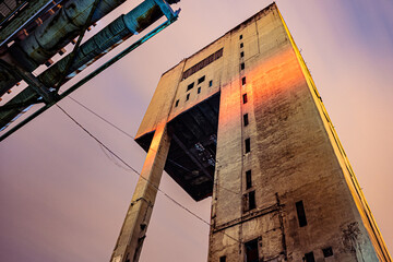wieża wyciągowa w zlikwidowanej kopalni węgla kamiennego Moszczenica w Jastrzębiu Zdroju nocą