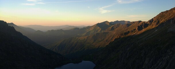 Coucher de soleil en Ariège dans les Pyrénées avec vue sur le lac bleu