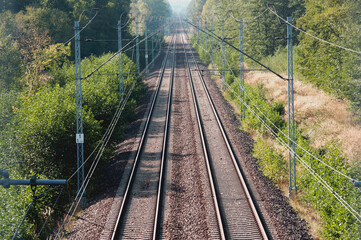 Dwutorowy szlak kolejowy z trakcją elektryczną.