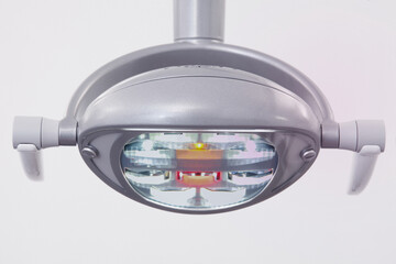 Close-up OP-Lampe vor weißem Hintergrund für die Behandlung in einer Zahnarzt-Praxis
