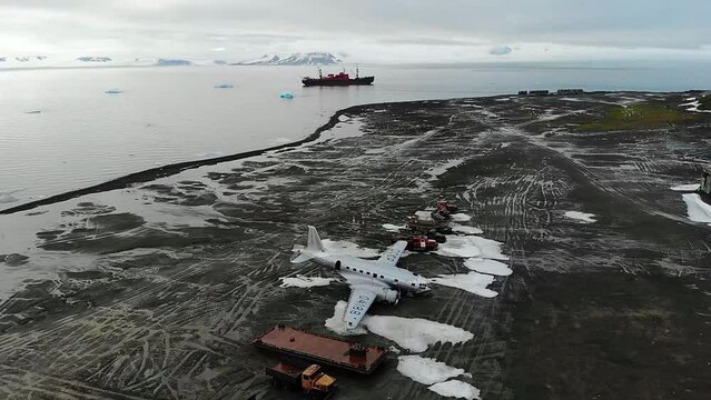 crashed plane on Franz Josef land
