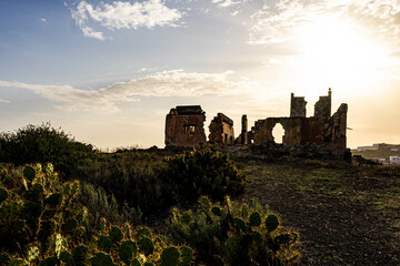 Obraz premium ruined castle in the canary islands in ruins with beautiful colors ruins of a bygone era of the canary islands with red colors known as the tojo de jinamar castle with ancient architecture
