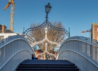 Obraz premium The Penny Ha'penny Bridge over the River Lifey, close up photography, A pedestrian bridge originally called the Wellington Bridge, Dublin, Ireland