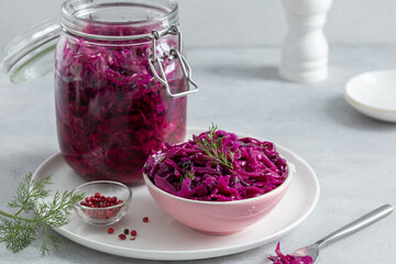 Quick pickled red cabbage in bowl - 486496759