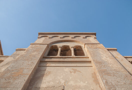 Bari, Fiera del Levante, ingresso monumentale, Facciata finestra con colonne lato sinistro in fase di restauro, Bari, Puglia, Italia, Sud