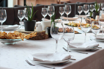 table served restaurant lunch