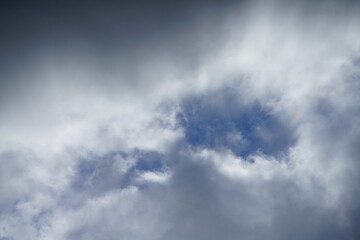 Wolken Himmel bei Tag mit dichtender bis teils heiterer Bewölkung, Wetterstimmung und Vorhersage des Wetters
