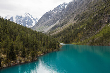Fototapeta na wymiar Clear lake and snow-capped peaks of the Altai mountains