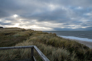 Blick auf das Meer, Sonne und Wolken vom Holzsteg auf dem Roten Kliff in Kampen, Insel Sylt