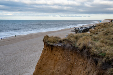 Blick vom Roten Kliff auf den Strand, Menschen und die Strandplattform in Kampen Insel Sylt - obrazy, fototapety, plakaty