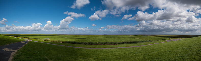 Fototapeta na wymiar Der weite Himmel über Ostfriesland