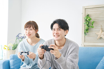 テレビゲームで遊ぶカップル