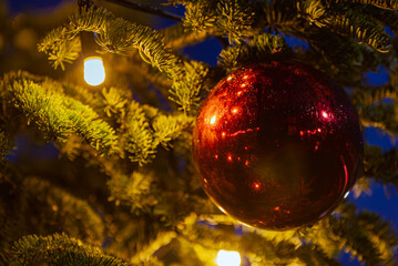 Rote Weihnachtskugel am Tannenbaum