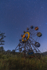 廃墟の遊園地の星空