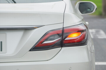 Fototapeta premium 右ウジンカーを出す乗用車