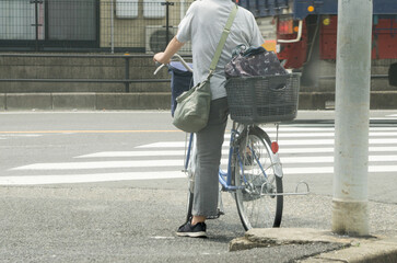 横断歩道　信号待ちの自転車