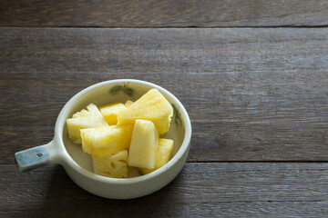 カットしたパイナップルの盛り合わせ