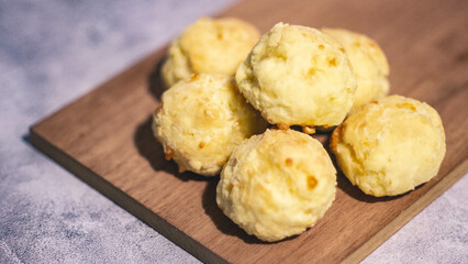 Pancitos de queso - scones con fondo oscuro | cheese loaves on dark background