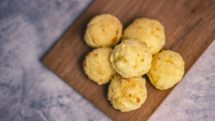 Pancitos de queso - scones con fondo oscuro | cheese loaves on dark background