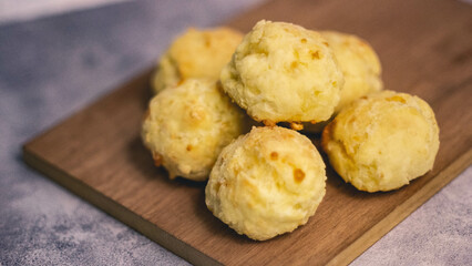 Pancitos de queso - scones con fondo oscuro | cheese loaves on dark background