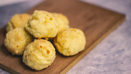 Pancitos de queso - scones con fondo oscuro | cheese loaves on dark background